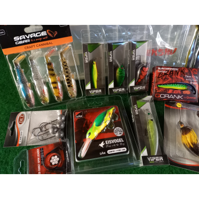 Box met kunstaas...pluggen/spinnerbait/shads enz...